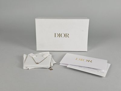 une boîte blanche contenant un collier et une carte