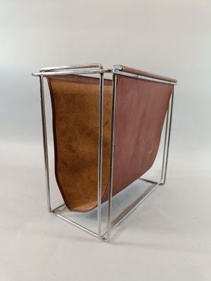 porte-revues en cuir marron sur fond blanc, avec un fond blanc