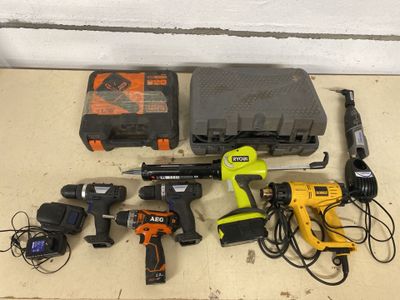 a lot of tools that are laying out on the floor