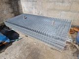 une grille métallique posée au sol devant un immeuble