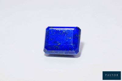 une pierre de lapis carrée, présentant des mouchetures bleues sur une surface blanche