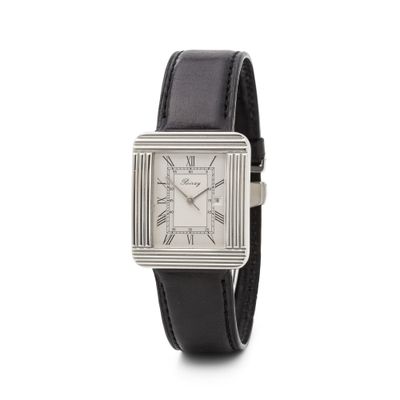 gros plan d'une montre-bracelet avec des chiffres romains