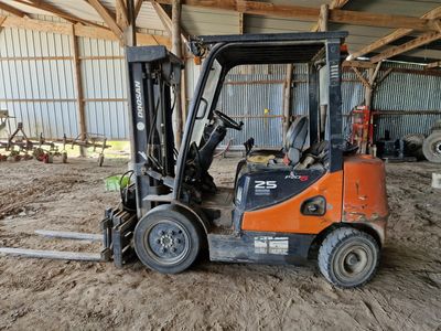un chariot élévateur garé à l'intérieur d'un bâtiment