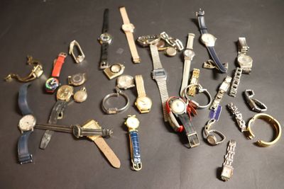 plusieurs types de montres sur la table