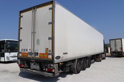 un camion garé à côté d'un bus