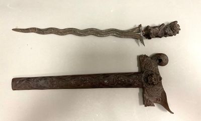 . Kriss malais, la poignée et le fourreau richement sculptés…