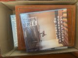 une photo d'un livre dans une boîte posée sur une table