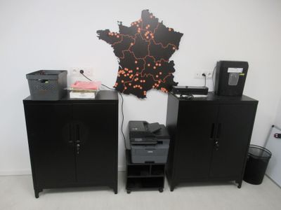 une armoire noire sur laquelle est posée une imprimante
