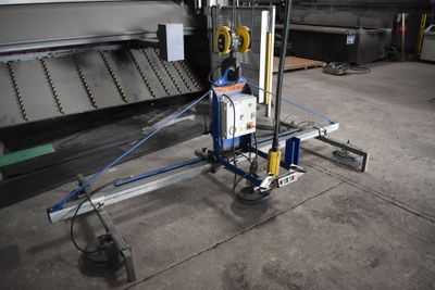 une photo d'une machine qui travaille sur une pièce de métal