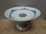 une assiette blanche ornée d'un motif bleu et jaune