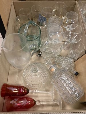 une boîte remplie de verres à vin et de bouteilles de vin vides