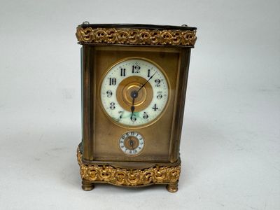 une petite horloge posée sur une table