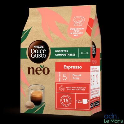 un gros plan sur un paquet de café à côté d'un verre de café