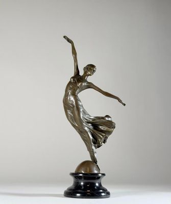 une image représentant une statue en bronze d'une femme dansant sur un socle