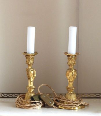 deux bougies posées sur une étagère
