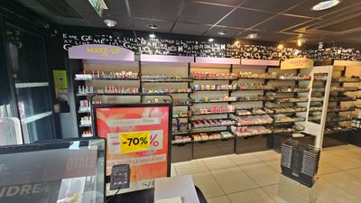 un magasin dont les rayons regorgent de produits