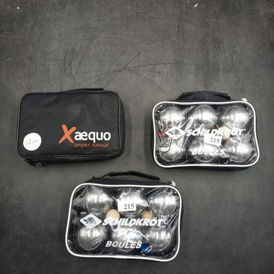 trois sacs de balles de golf et un sac de balles posé par terre