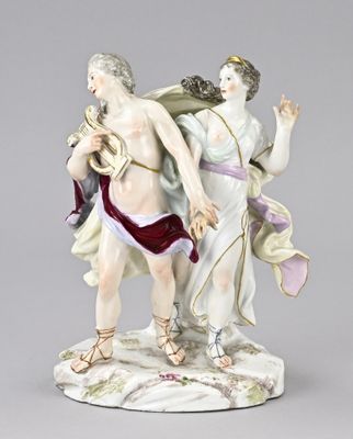 figurine représentant un homme et une femme tenant une harpe
