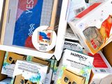 une boîte en carton remplie de boîtes en carton et une boîte en carton sur laquelle est posée une autre boîte en carton