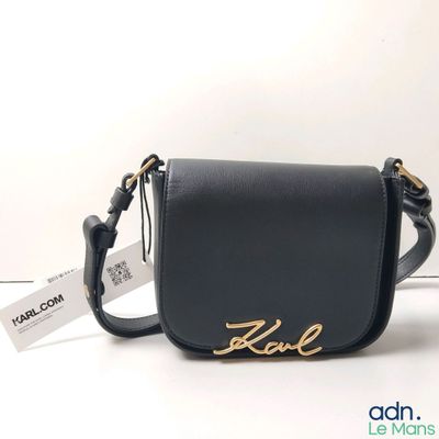 le petit sac noir porte une inscription dorée