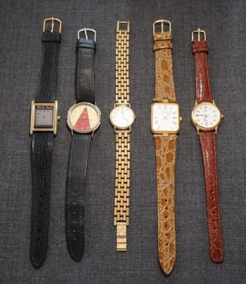 Quatre modèles de montres différents sont alignés sur une surface noire