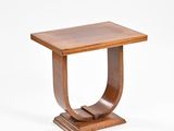 une table en bois avec un plateau incurvé et un piètement en bois