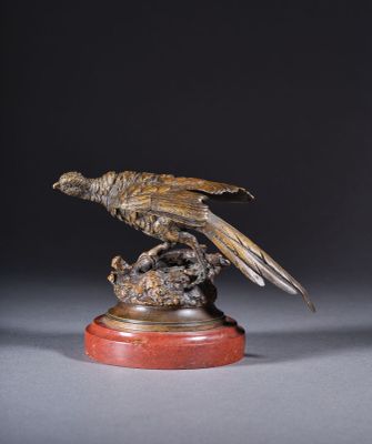 sculpture en bronze représentant un oiseau perché sur un rocher