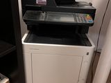 une imprimante placée au-dessus d'une armoire