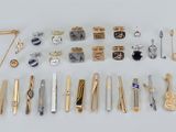 de nombreux types de bijoux sont exposés sur la table