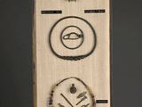 une photo d'une boîte en bois sur laquelle est posée une horloge