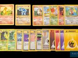 Plusieurs cartes Pokémon sont alignées sur une surface noire