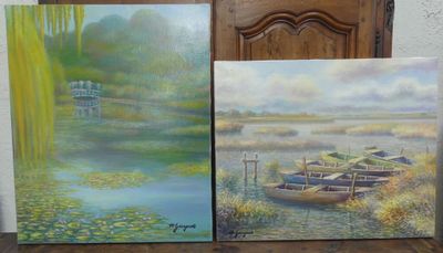 trois tableaux représentant des bateaux sont posés les uns à côté des autres sur une table