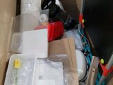 une boîte en carton contenant des appareils électroniques et d'autres objets
