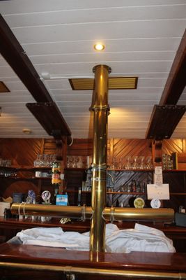 une image représentant un bar dont le comptoir est en or massif