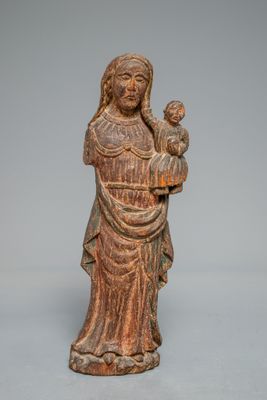 l'image d'une statue de femme tenant un oiseau