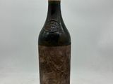 une bouteille de vin posée sur une table blanche