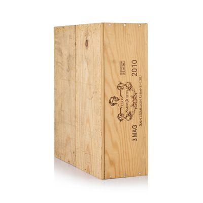 la caisse en bois est vide et prête à être remplie de vin