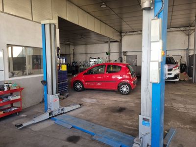 une voiture rouge garée dans un garage