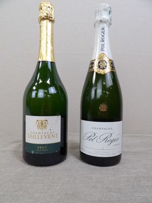 deux bouteilles de champagne posées l'une à côté de l'autre sur une table