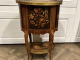 une table d'appoint ancienne en bois, dont le plateau est orné d'un motif floral