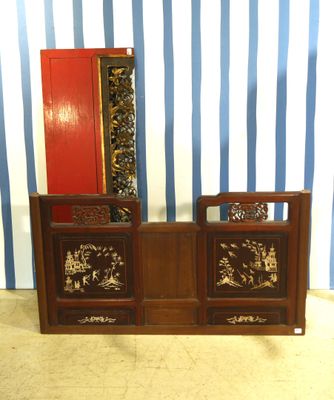 une commode surmontée d'un miroir, placée devant un mur rayé