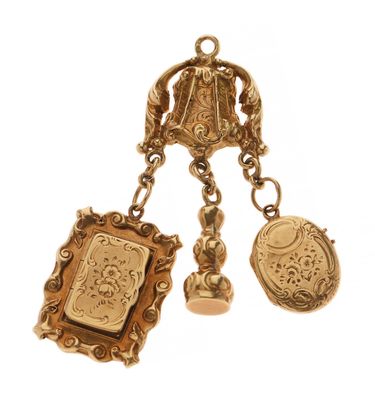 un gros plan sur un collier en or orné d'un fermoir et de deux breloques