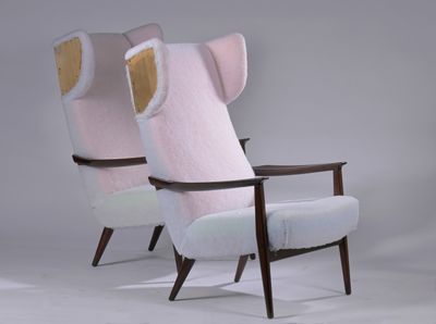 deux chaises roses et blanches placées l'une à côté de l'autre sur une surface blanche