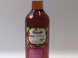 la bouteille, remplie de jus de fruits, repose sur une surface blanche