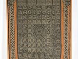 un tapis noir et orange orné d'un motif élaboré