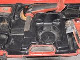 une trousse à outils dans une mallette rouge posée par terre