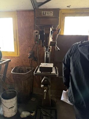 un homme debout dans une pièce avec une machine