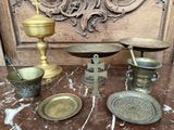de nombreux objets anciens en laiton posés sur une table