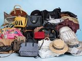une pile de sacs à main et de chapeaux posée sur une table