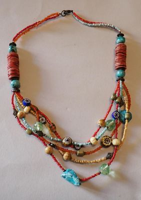 collier à plusieurs rangs composé de perles multicolores et de perles de verre